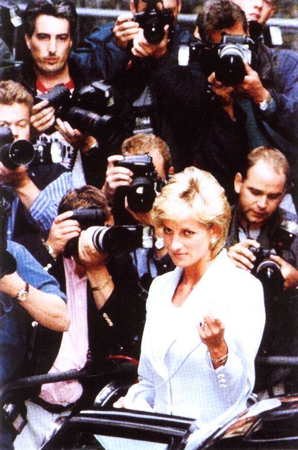 Принцесса Диана в Лондоне (август 1996 г.) — за год до аварии, унесшей ее жизнь. После развода за ней по пятам ходили папарацци.